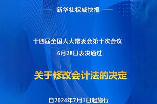 气氛不错！巴萨拍摄全家福，拉波尔塔与球员们亲切寒暄